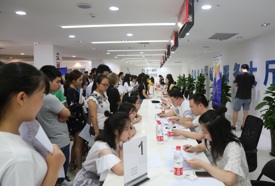 招聘会现场
