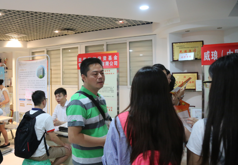 副书记任源钢现场指导学生