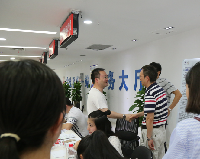 副院长陈道平现场慰问企业招聘人员